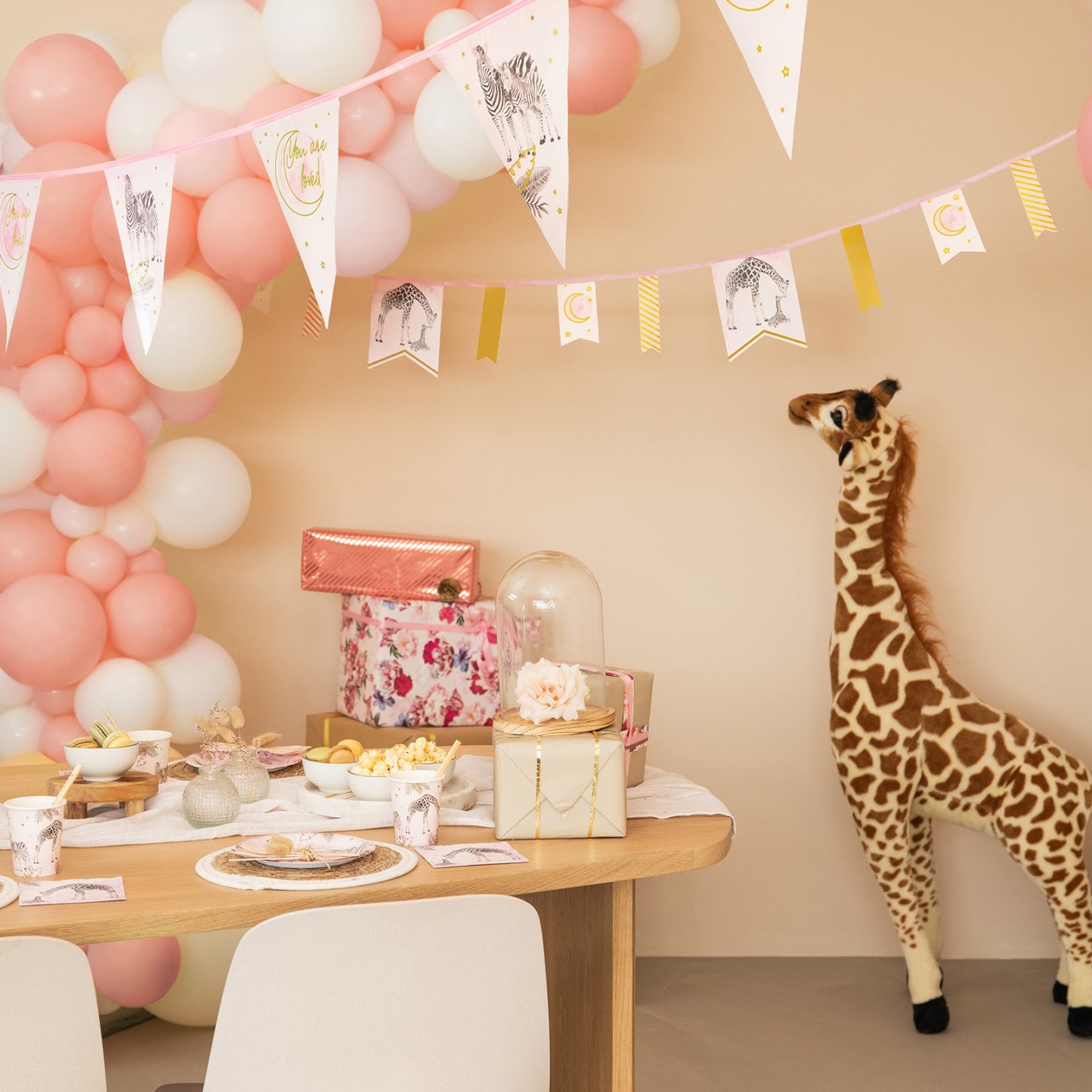 Vlaggenlijn baby safari girl 'You are loved' (6m)